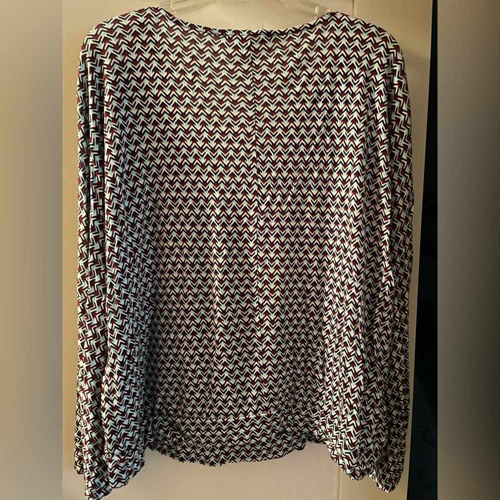 Low V neck multicolor blouse.